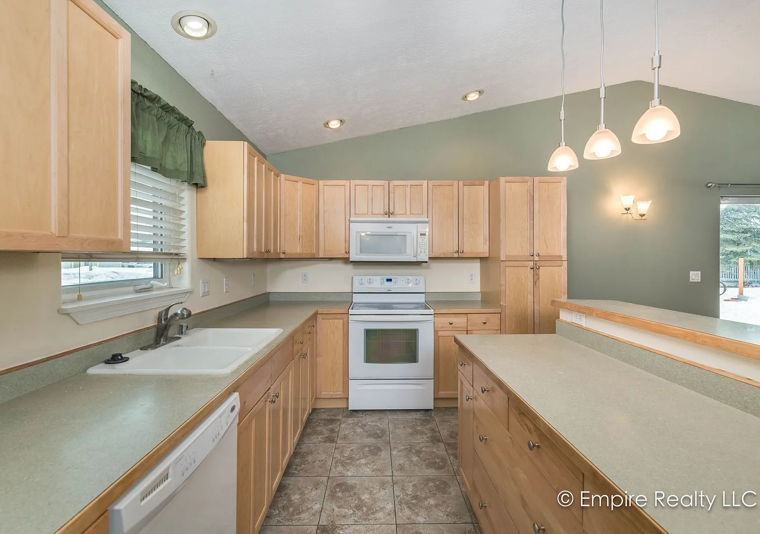 3 bdrm 2 bath 2 car garage home in NP — Photo 3