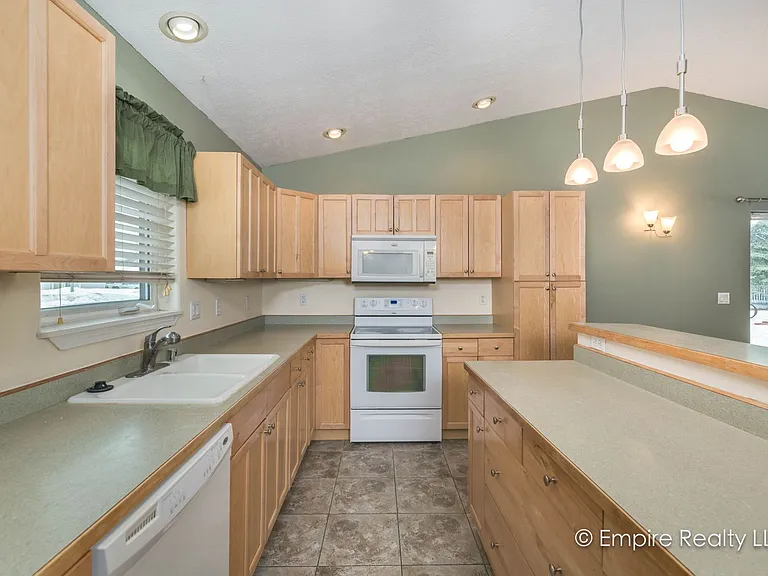 834 Marquette Loop — Photo 3
