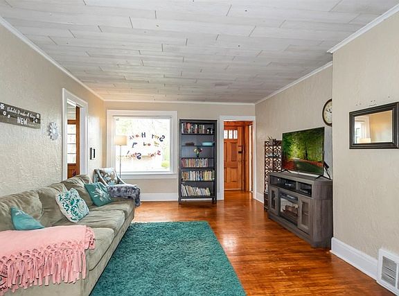 4th image of 323 N Park Ave