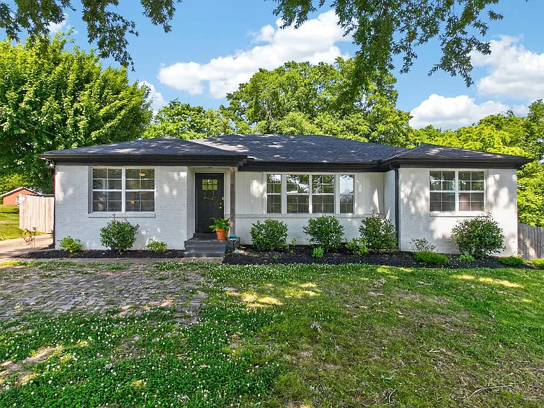 90 Vaden Dr — Photo 1