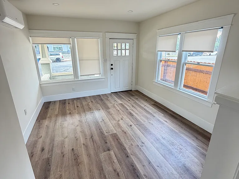 422 E Walnut St — Photo 2