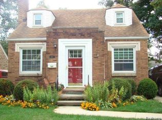 1841 Roslyn Rd, Grosse Pointe Woods, MI 48236