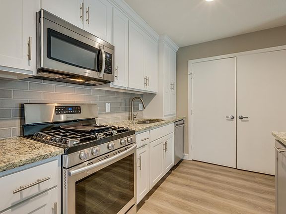 3rd image of 4734 Bedford Dr
