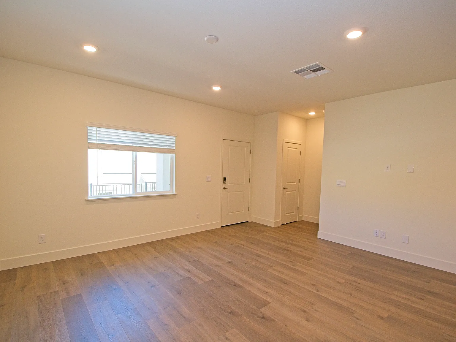 3 bed, 2.5 bath, 1347 sqft, $2,400 — Photo 4