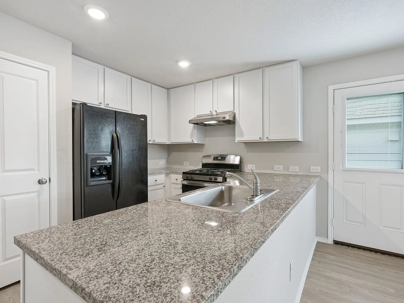 3 bed, 1276 sqft, $1,550 — Photo 4