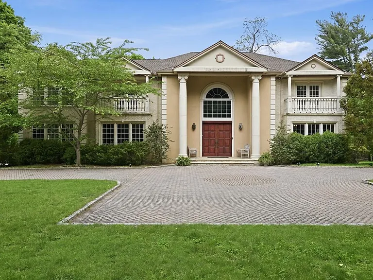 31 Cornwall Ln — Photo 1