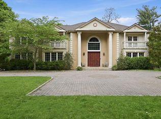 31 Cornwall Ln, Port Washington, NY 11050