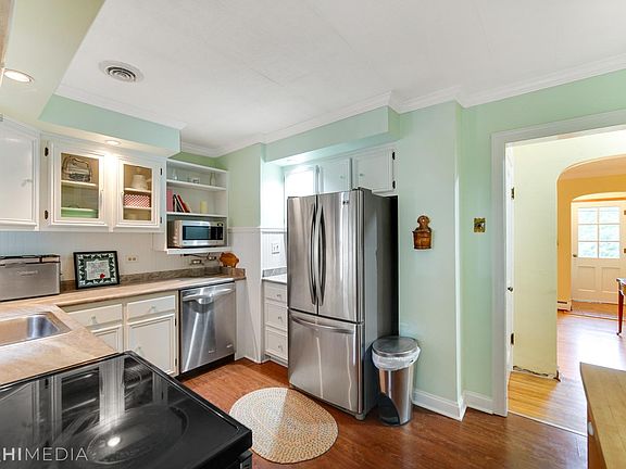 5th image of 136 E Wood St