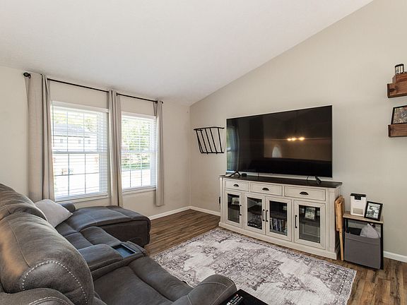 3rd image of 2487 Evergreen Dr