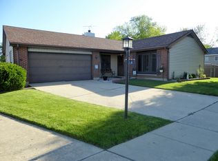 4 Dogwood Ct, Streamwood, IL 60107