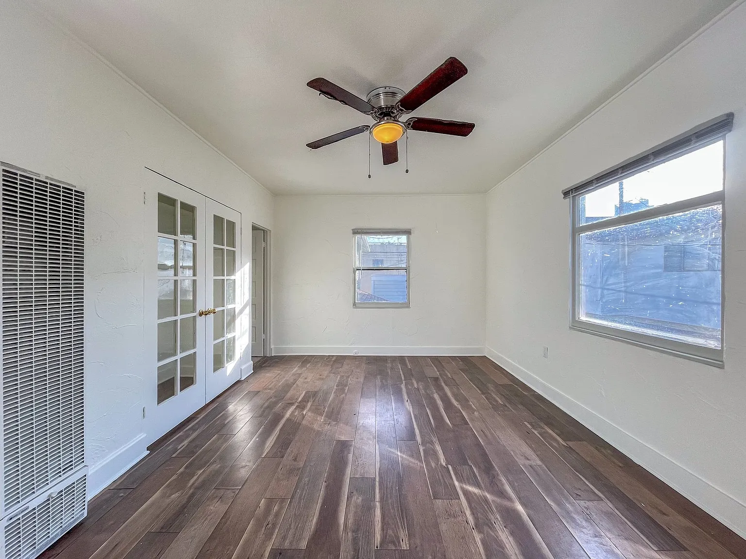 285-295 Cerritos Ave — Photo 4
