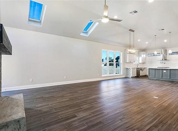 4th image of 321 W Robert E Lee Blvd