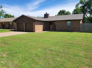 822 Hawthorne Ln, Edmond, OK 73003