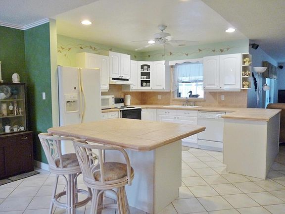 3rd image of 625 Oak Park Cir