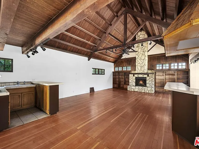 517 N Elm Dr — Photo 48