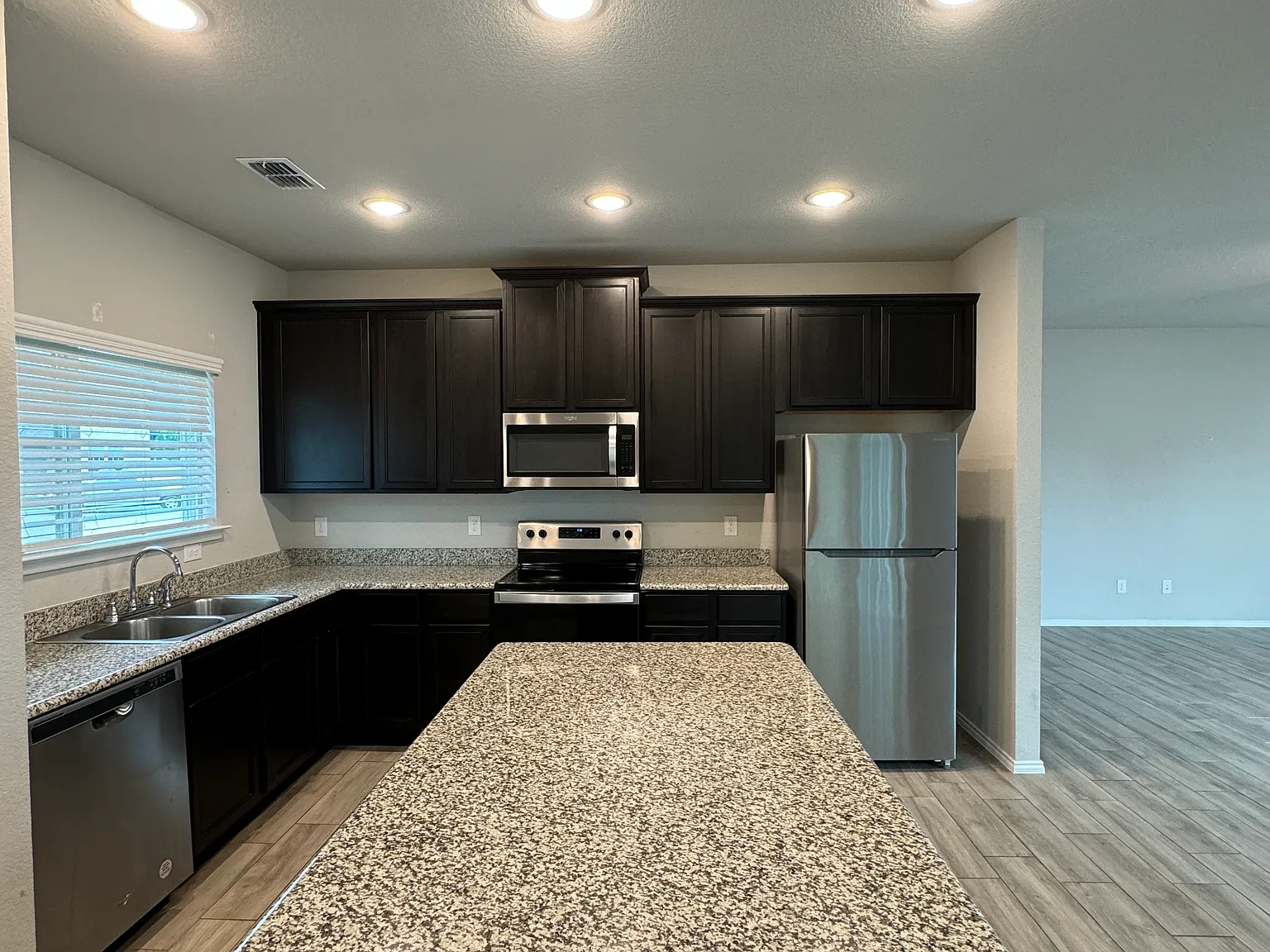 4 bed, 2061 sqft, $2,750 — Photo 4