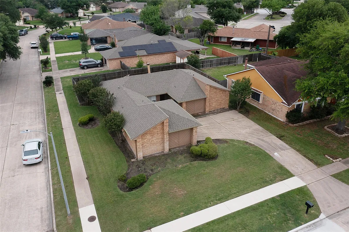 Building Photo - 1022 Manorglen Dr