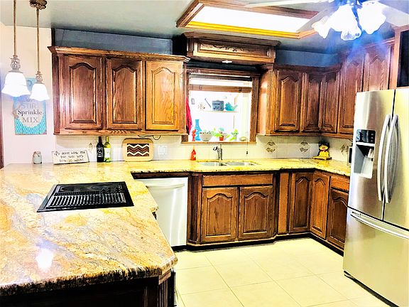Very large Kitchen w/granite