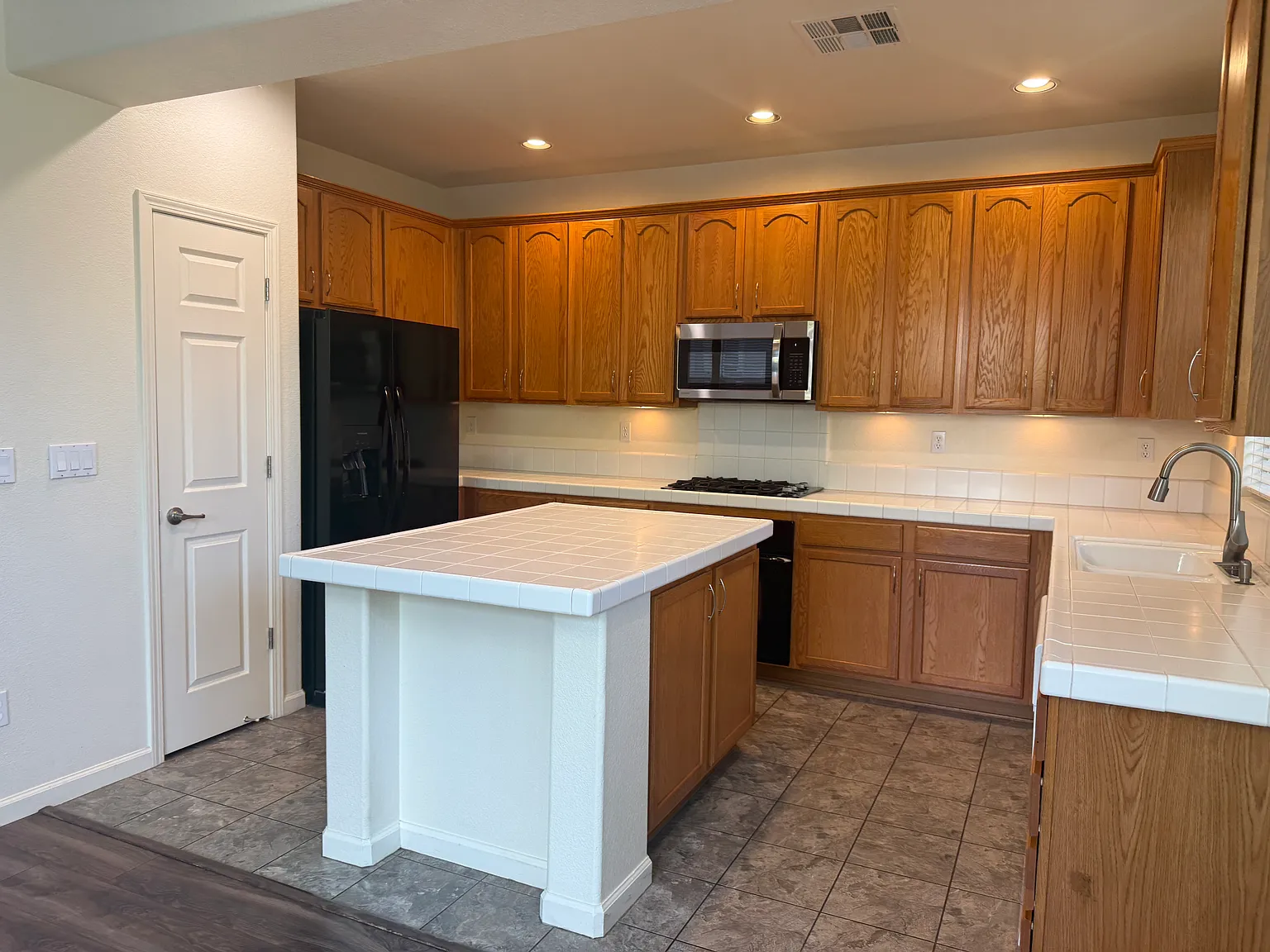 3 bed, 2.5 bath, 1761 sqft, $2,650 — Photo 4