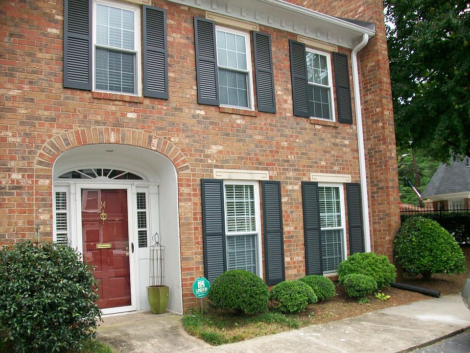 End unit with side yard