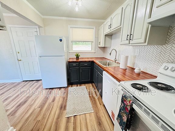 3rd image of 3222 Selma Ave