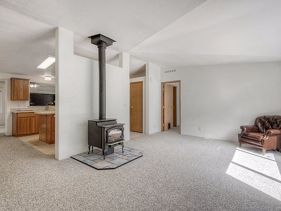 3rd image of 826 Hazzle Ct