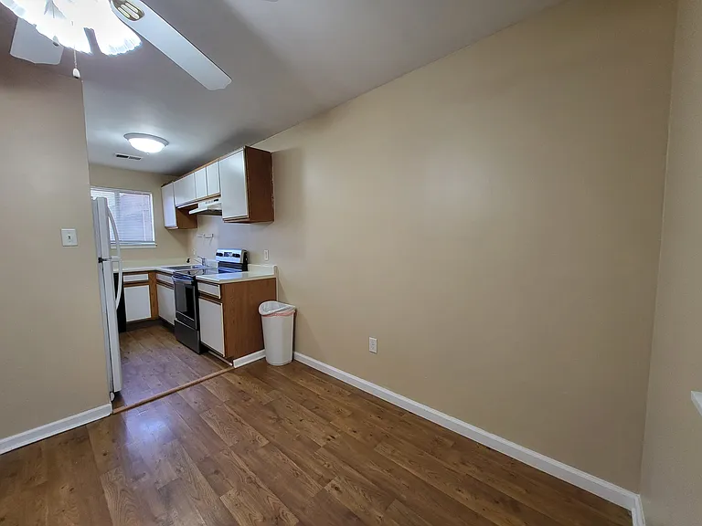 402 Tudor Ct — Photo 13