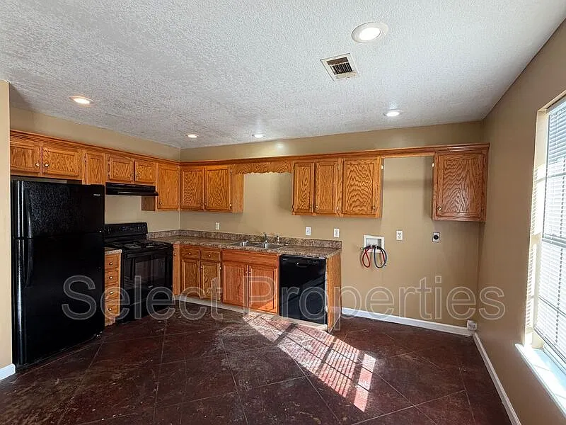 3 bed, 2.0 bath, 1000 sqft, $1,012 — Photo 2
