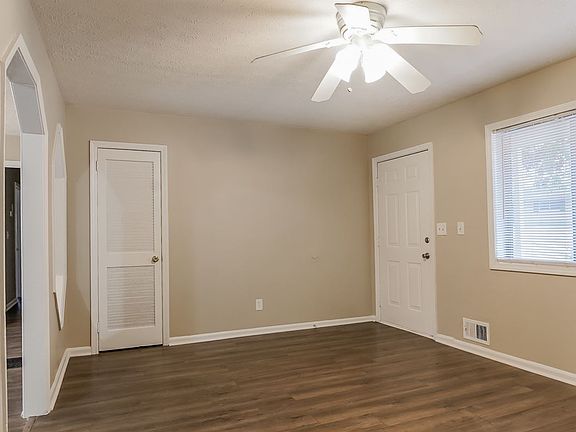3rd image of 2060 Hillcrest Dr