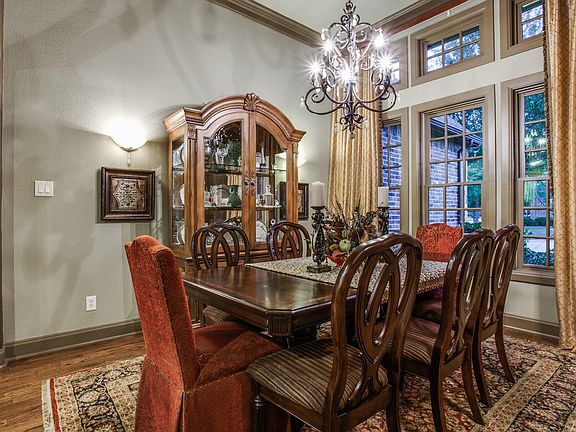 4th image of 2205 Canterbury Dr