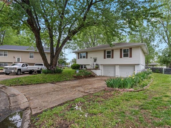 504 W 5th Ct, Peculiar, MO 64078