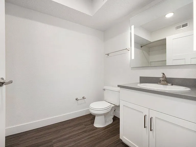 Byron Lakes Apartments — Photo 104