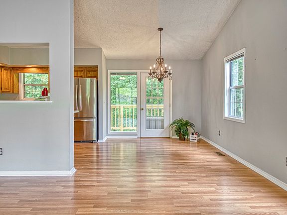 4th image of 1646 Brookdale Ave