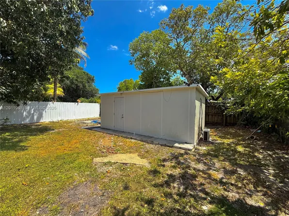 950 NW 109th St, Miami, FL 33168