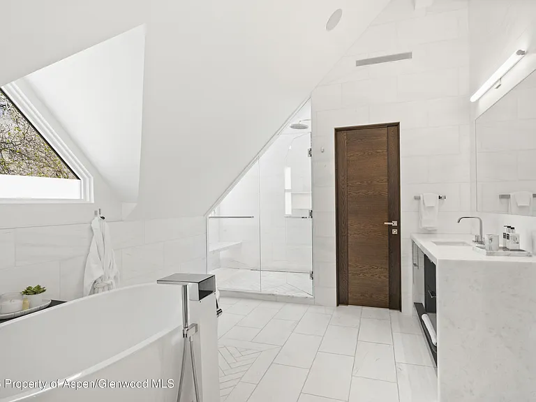 101 E Hallam St — Photo 24