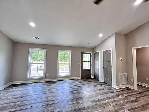 4th image of 81 Chase Cir