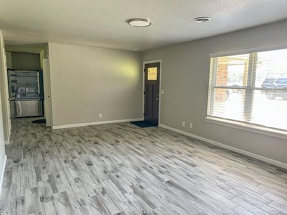 3rd image of 1125 W Persimmon St #B