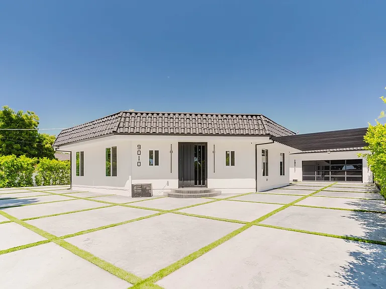 9010 Dempsey Ave — Photo 2