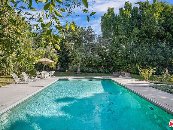4th image of 710 N Beverly Dr