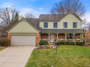 9043 Woods Edge Dr, Commerce Township, MI 48382