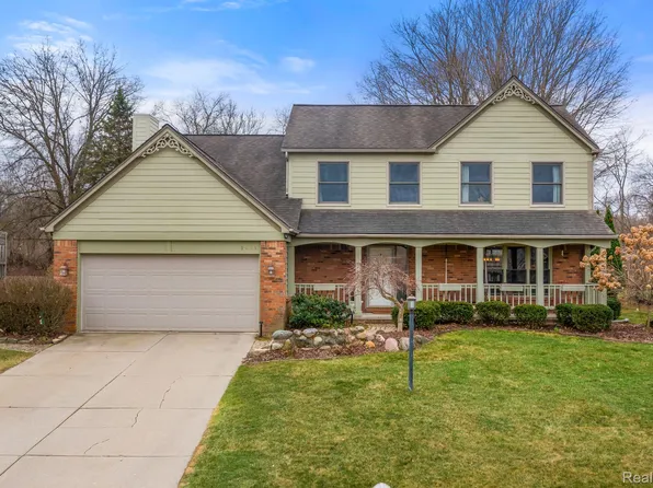 9043 Woods Edge Dr, Commerce Township, MI 48382