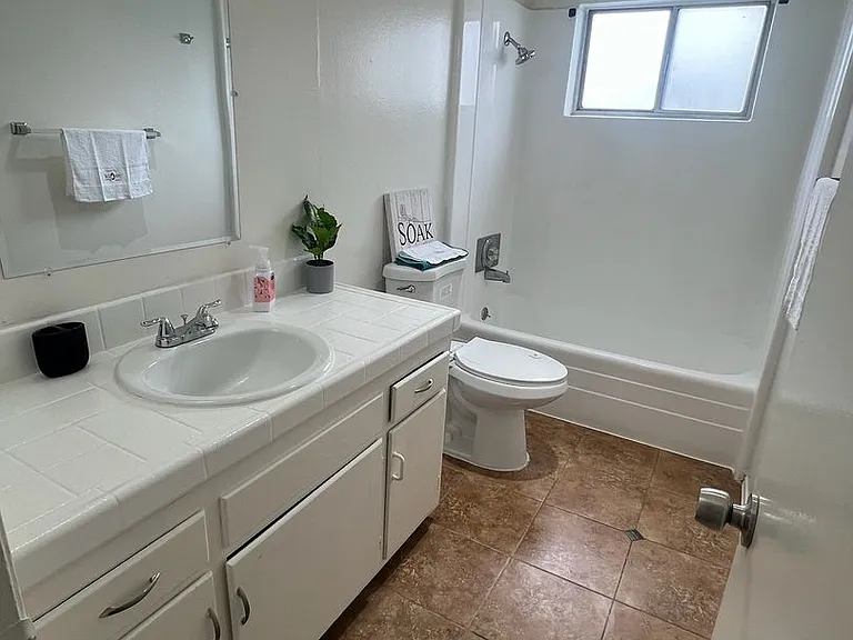 508 S Victoria Ave — Photo 10