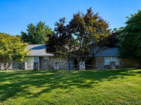 4th image of 533 W Woodland Dr