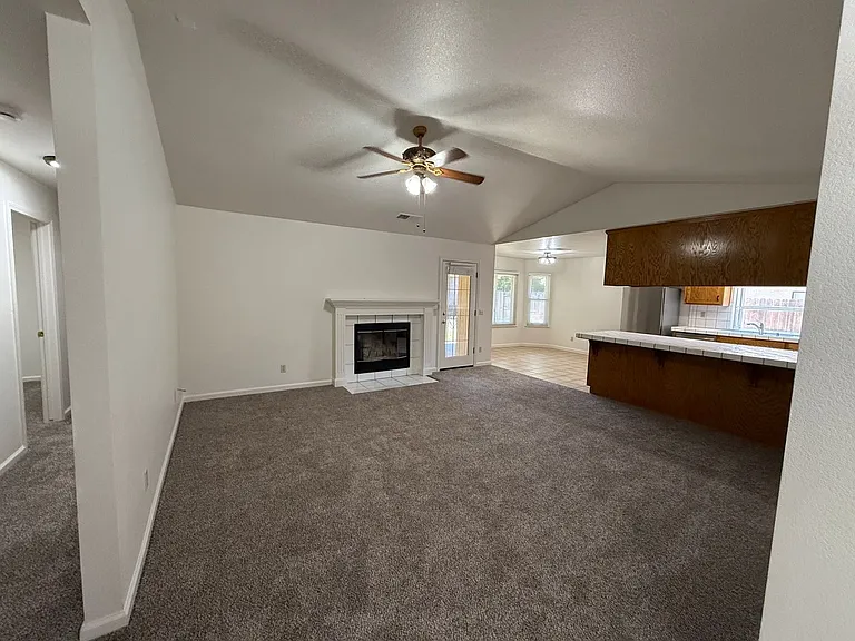 2136 Southgate Dr — Photo 9