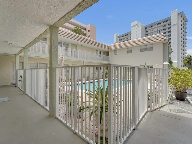 1450 N Riverside Dr #103 — Photo 15
