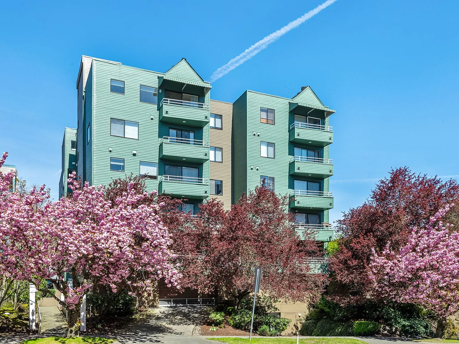 Avalon West Apartments — Photo 1
