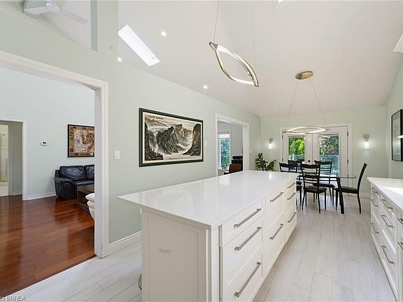 3rd image of 27 King William St