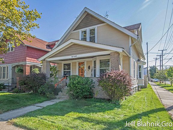 3rd image of 880 Courtney St NW