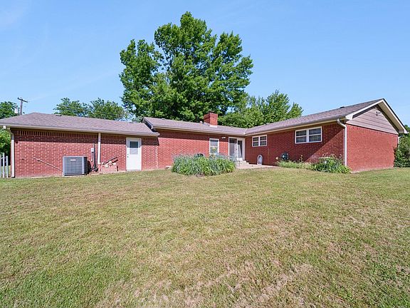 4th image of 758 E Summer Ln
