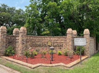 209 Montclaire Dr, West Columbia, TX 77486